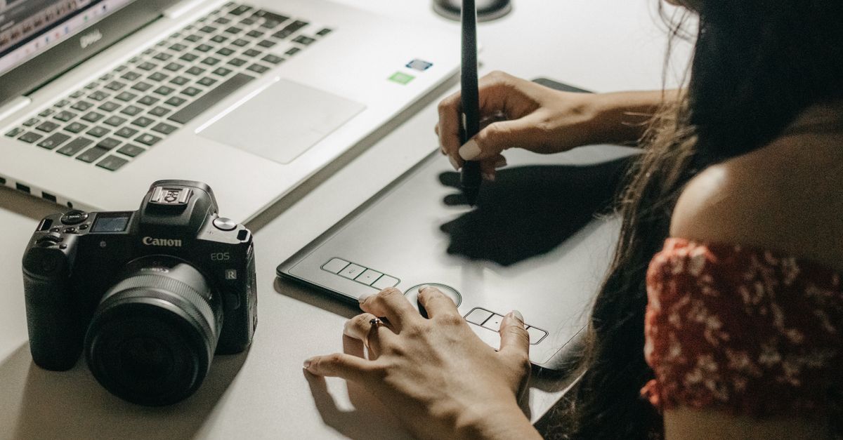 Graphiste freelance travaillant a son bureau
