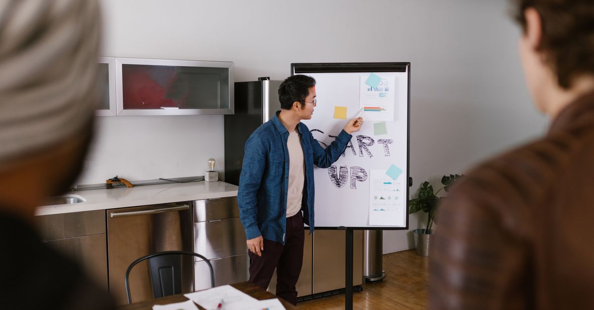 Atelier UX design en équipe devant un tableau blanc